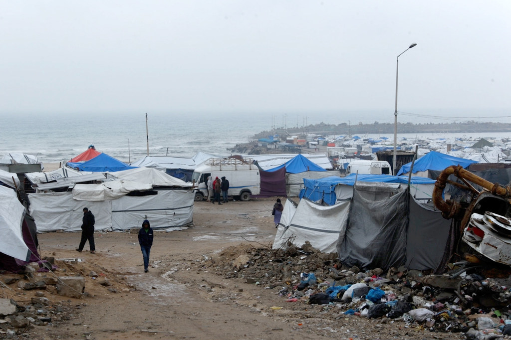 تسببت الأمطار الغزيرة في غزة في غمر مخيمات النزوح، مما فاقم الأوضاع المتردية التي يواجهها مئات الآلاف من النازحين.